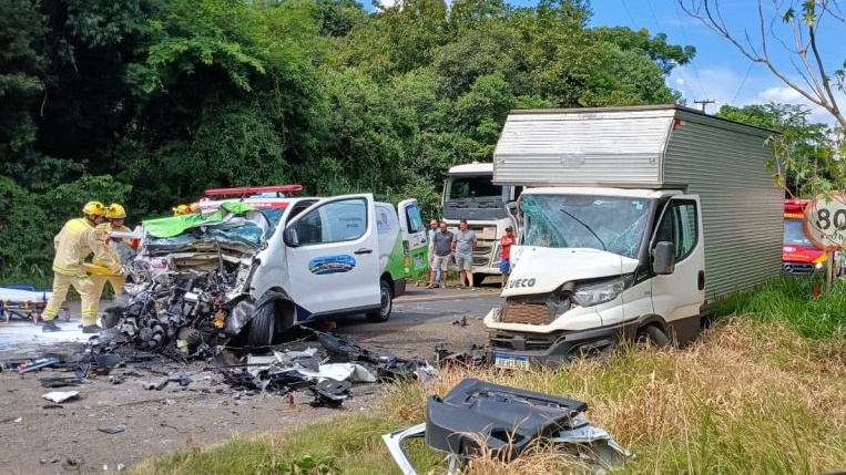 Grave acidente envolvendo ambulância e caminhão deixa cinco feridos na PR-483