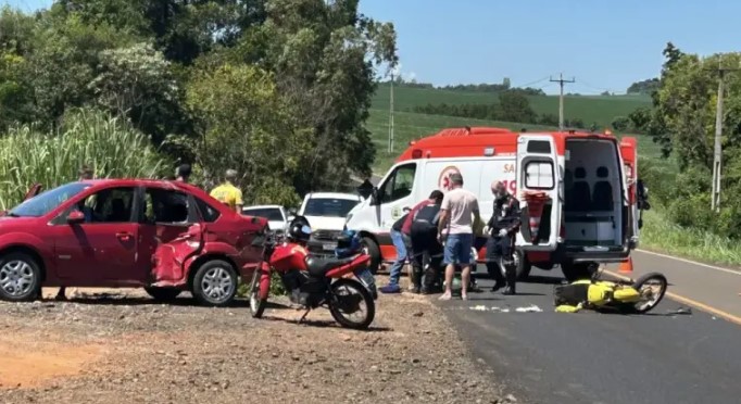 Acidente entre carro e motocicleta é registrado