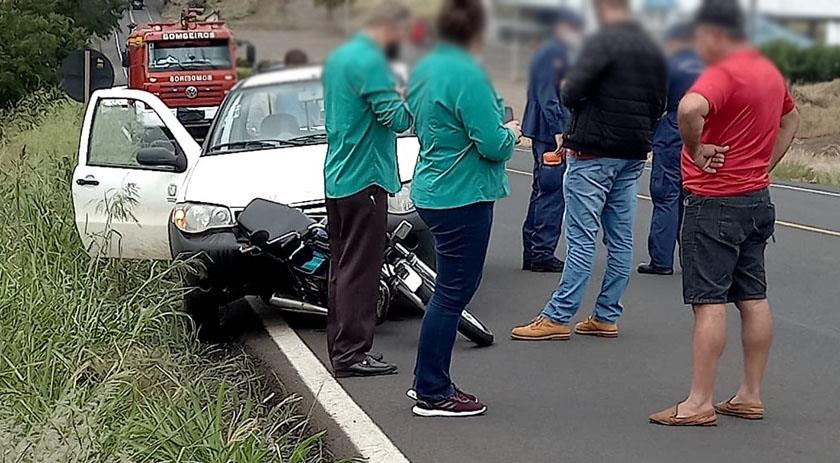 Moto fica presa na parte frontal de picape em acidente na BR 282