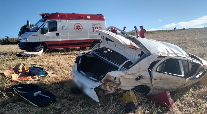 Após capotamento três homens ficam feridos na BR 280