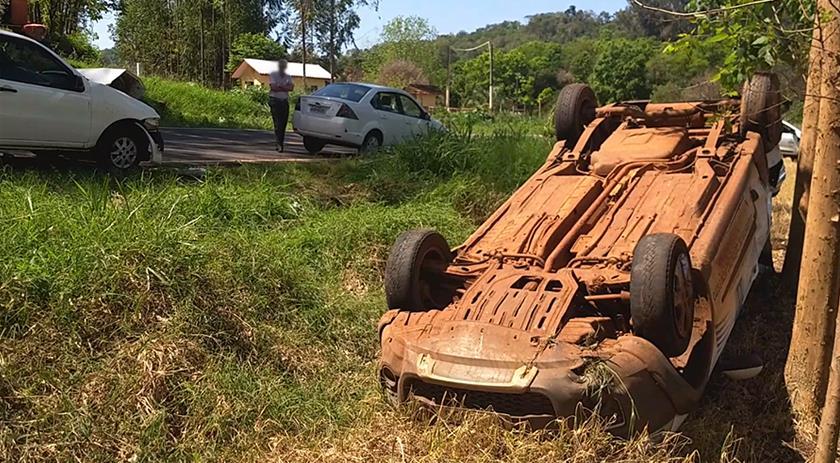 Veículo capota após colisão frontal na PR 281 em Capanema