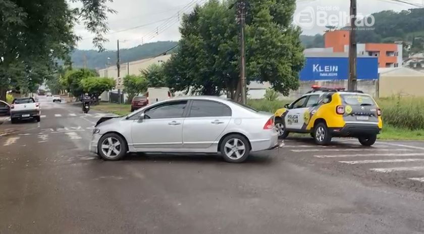 Colisão entre Honda Civic e Fiat Strada no Bairro Industrial de Francisco Beltrão