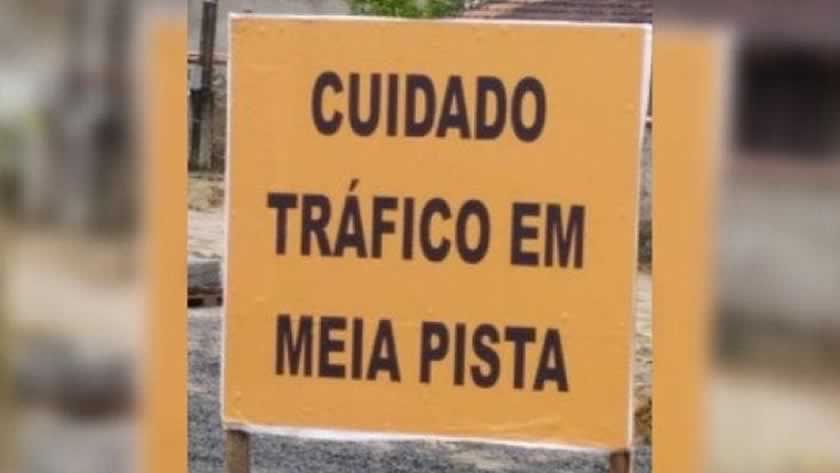 Placa com erro em obra pública viraliza nas redes
