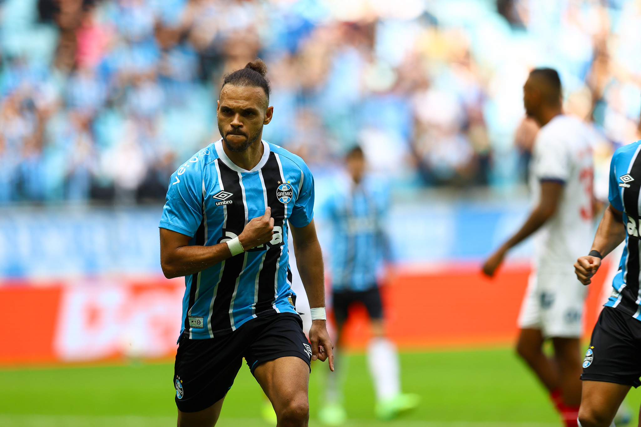 Com pênalti polêmico, Grêmio segura pressão do Bahia e volta a vencer após cinco jogos