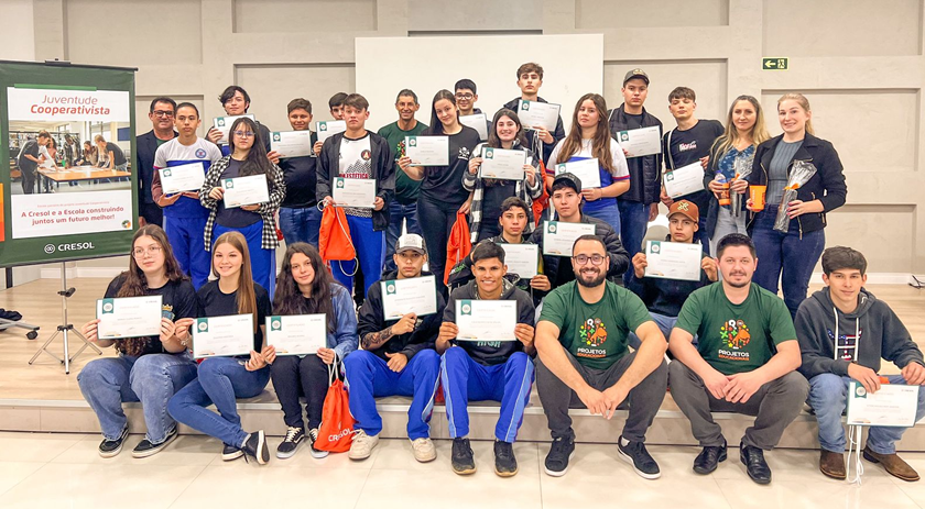 Cresol leva cooperativismo para a escola e beneficia 32 mil crianças e jovens