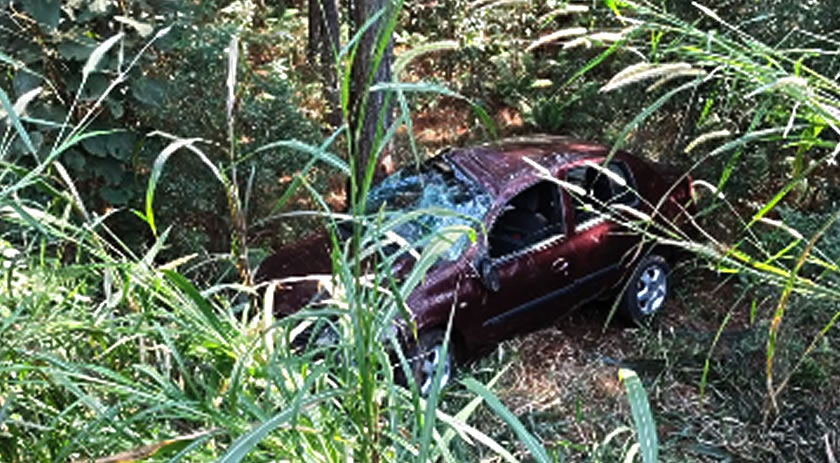 Carro sai da pista e capota em barranco, deixando duas pessoas feridas