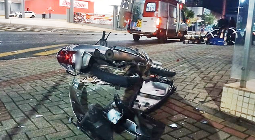 Homem fica ferido após colisão envolvendo carro e motocicleta