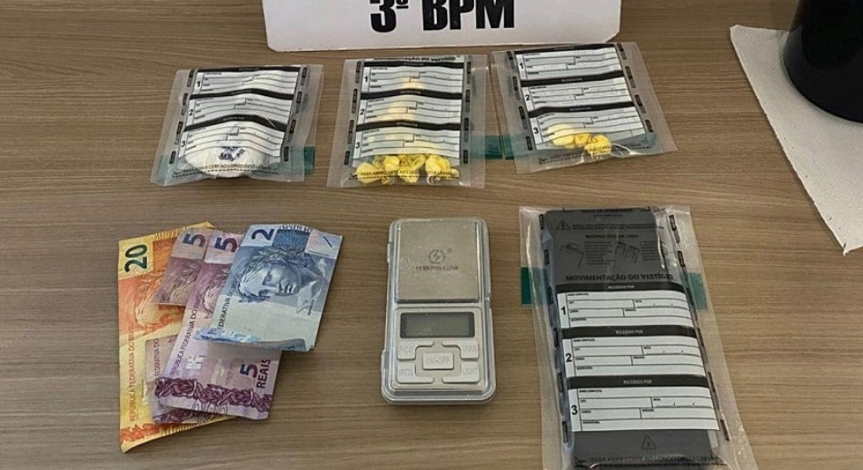 Polícia Militar prende homem por tráfico de drogas no centro