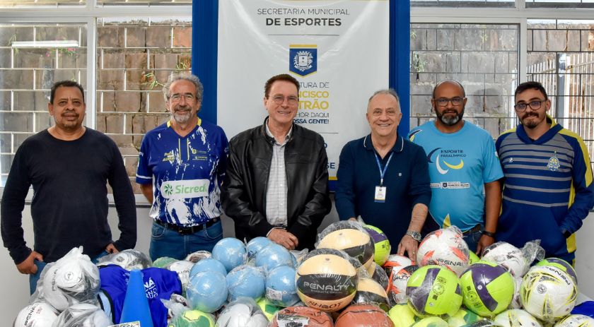 Prefeitura recebe materiais esportivos do Estado