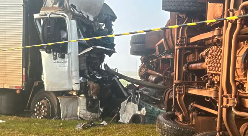 Motorista de Francisco Beltrão morre em colisão entre dois caminhões na BR-369