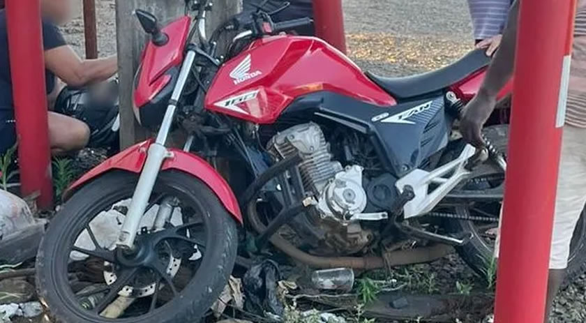 Jovem sofre fratura exposta em colisão entre motocicleta e carro