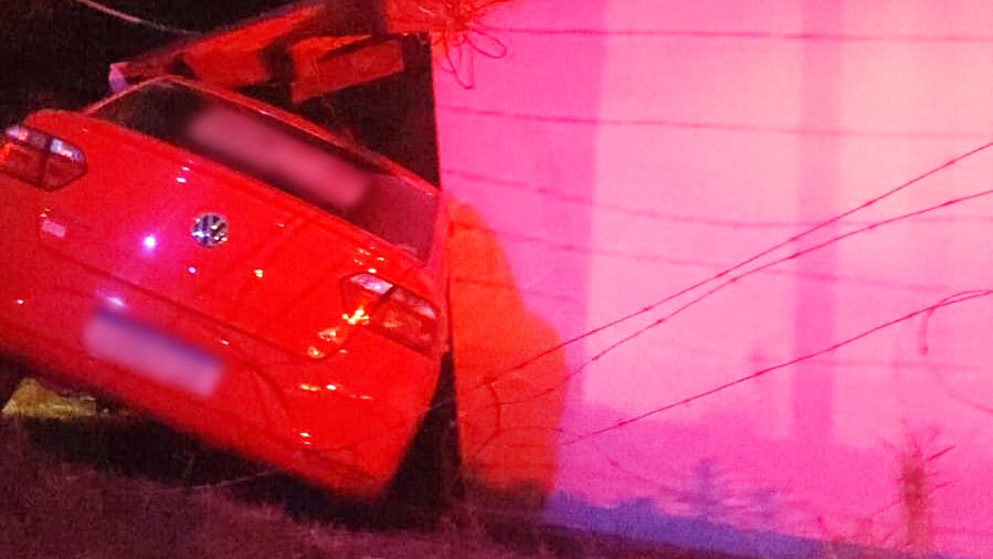 Mulher sofre mal súbito, perde o controle do automóvel e bate em residência