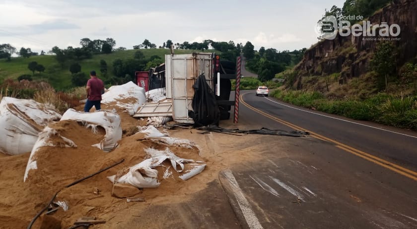 Motorista perde o controle e carreta tomba após problemas mecânicos