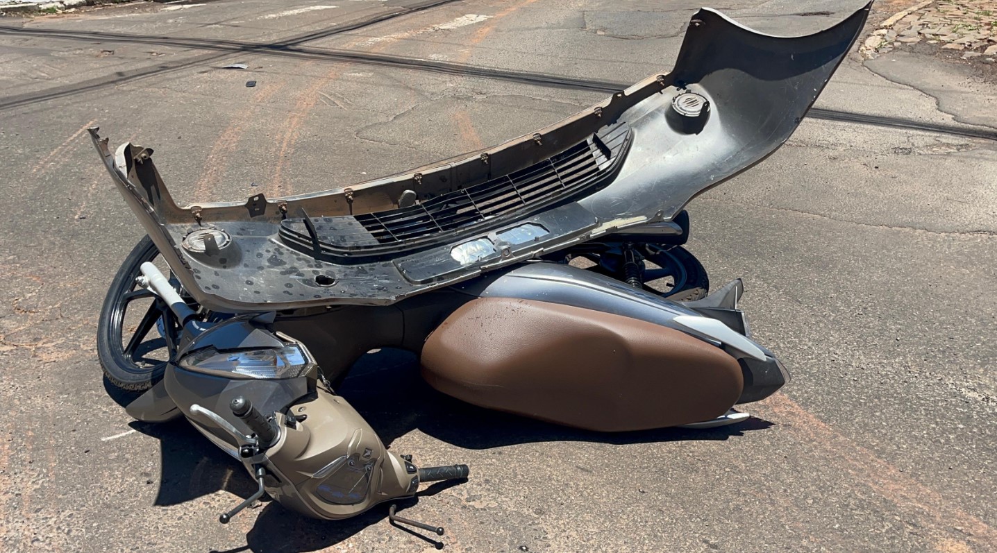 Mulher fica ferida em colisão entre carro e moto