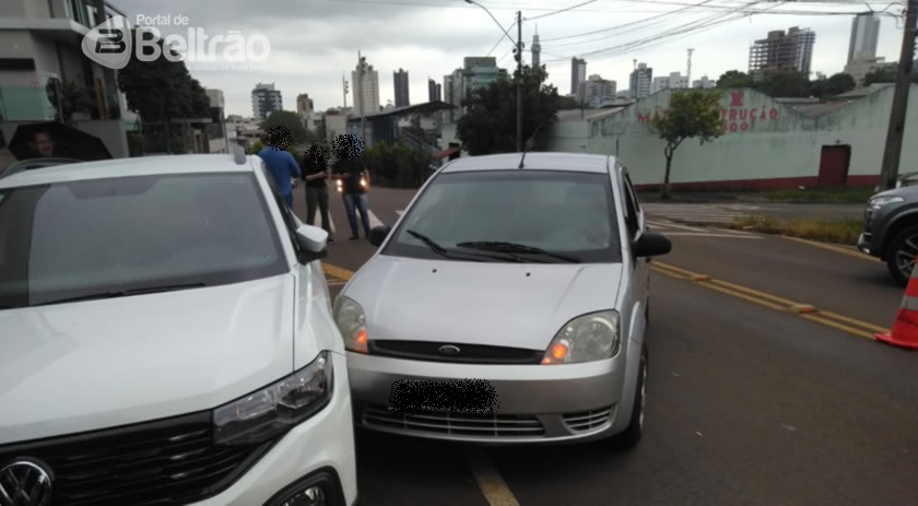 Mulher se fere ao bater em veículo estacionado, na Rua Ponta Grossa