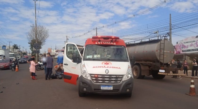 Grave acidente entre moto e caminhão é registrado na Avenida Atílio Fontana