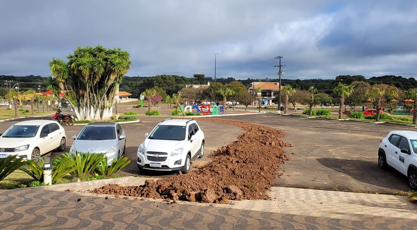 Empresário revoltado descarrega carga de terra na escadaria da prefeitura