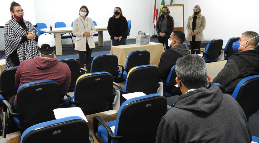 Município inicia aulas de português para estrangeiros