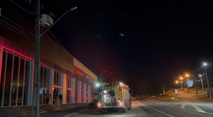 Corpo de Bombeiros combate incêndio em poste de energia elétrica
