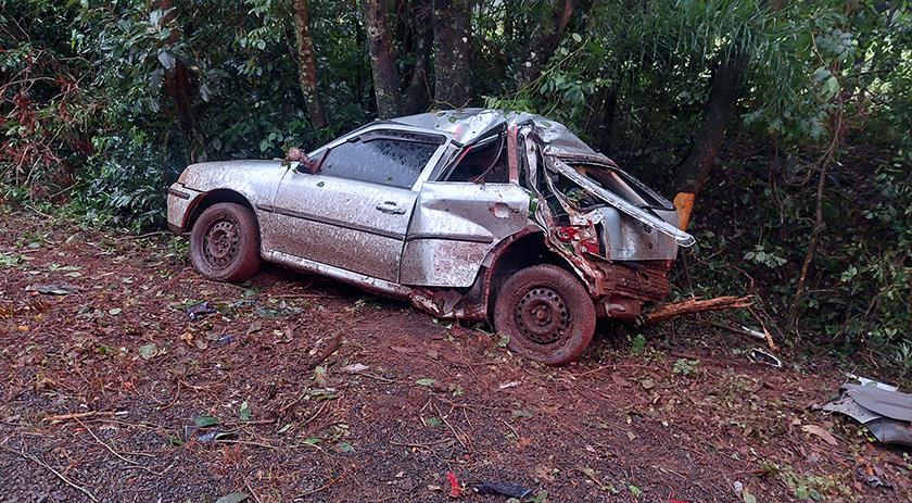 Veículo fica destruído após saída de pista seguida de choque em árvore