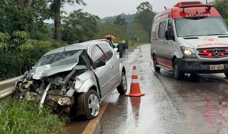 Mulher fica ferida após colisão frontal entre carro e caminhonete na PR 566