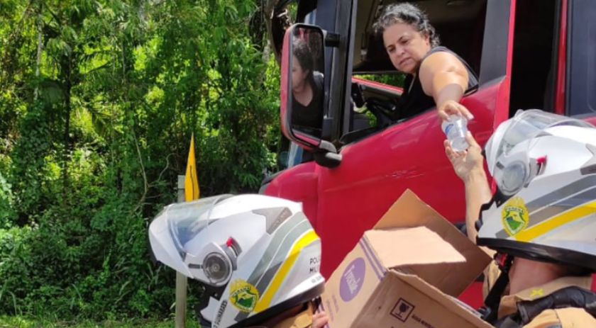 Forças de Segurança auxiliam no atendimento às famílias durante o congestionamento da BR-277