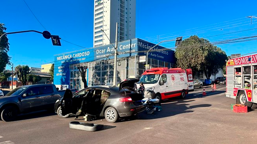 Colisão no cruzamento deixa passageira ferida em grave acidente