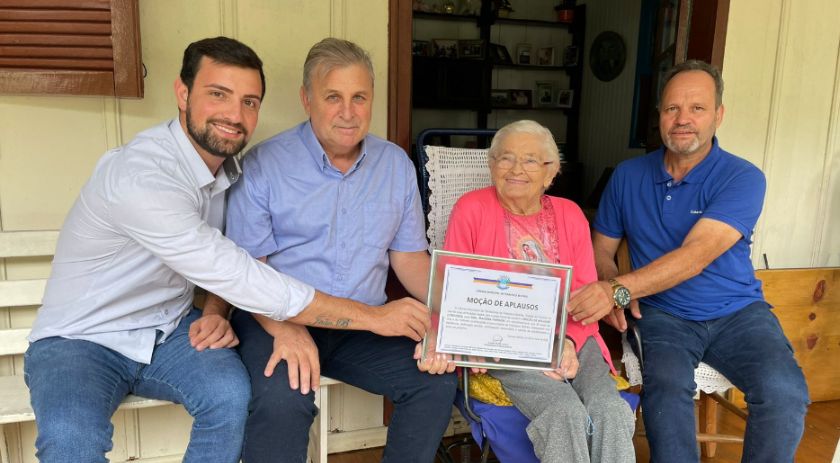 Câmara entrega homenagem para pioneira do município