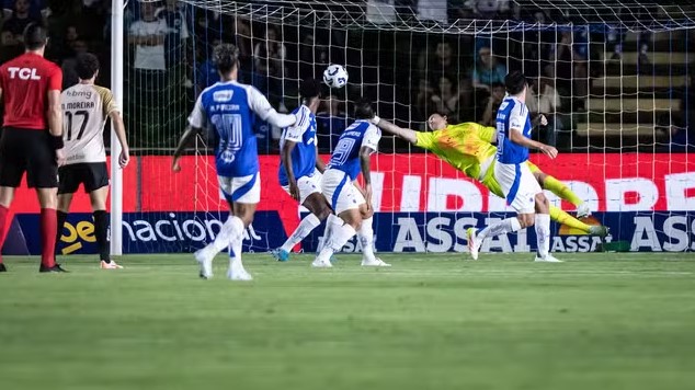 Cruzeiro vence Vasco no Parque do Sabiá e entra no G-4