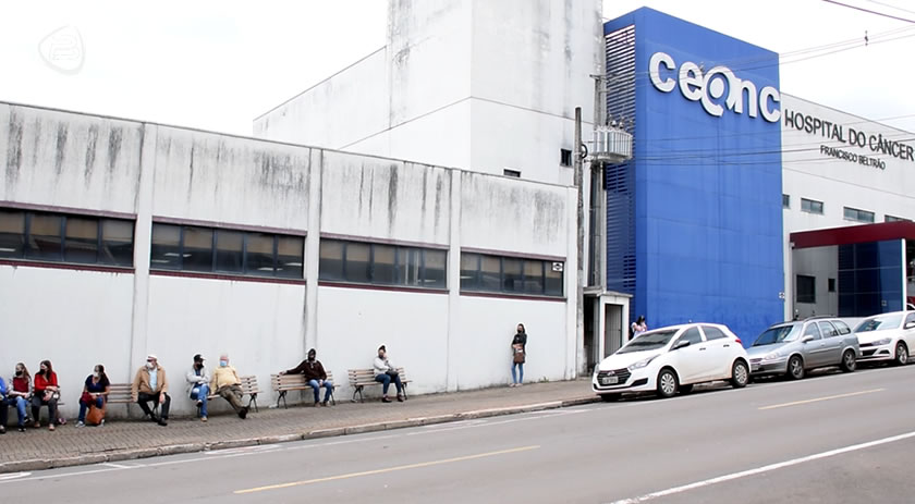 Sem local adequado, pacientes do Ceonc aguardam na calçada enfrentando sol e chuva