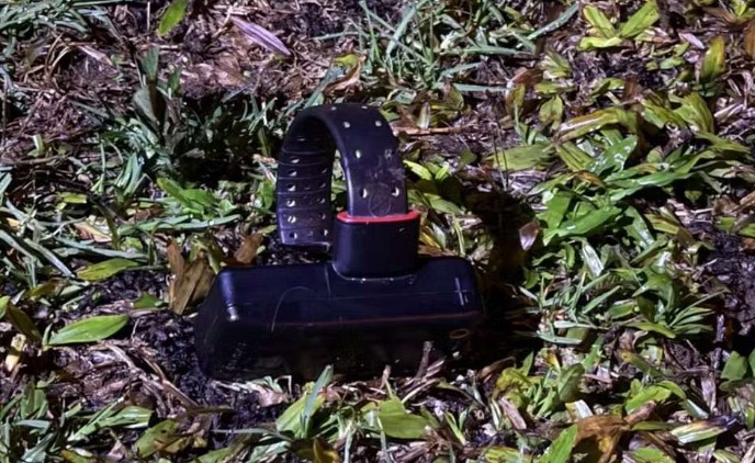 Homem rompe tornozeleira eletrônica e mata mulher durante briga em banca de lanches