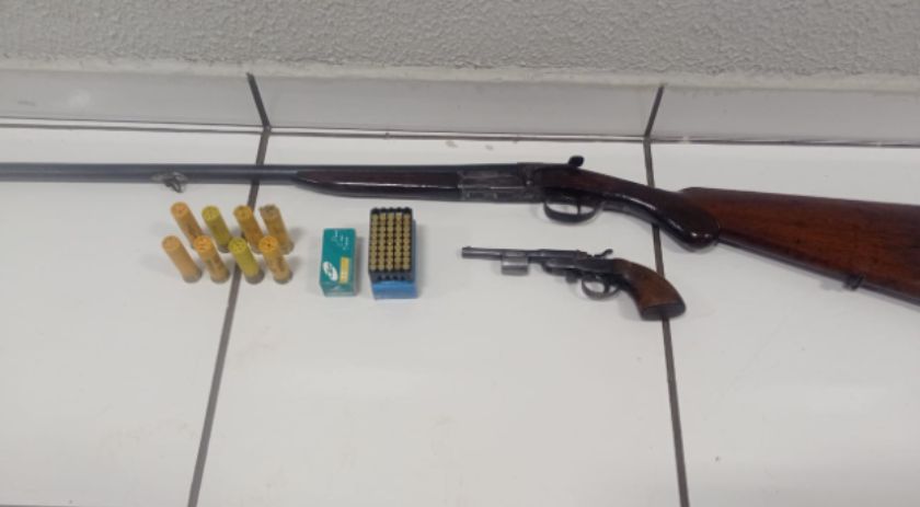 Armas são apreendidas após homem agredir esposa e filha