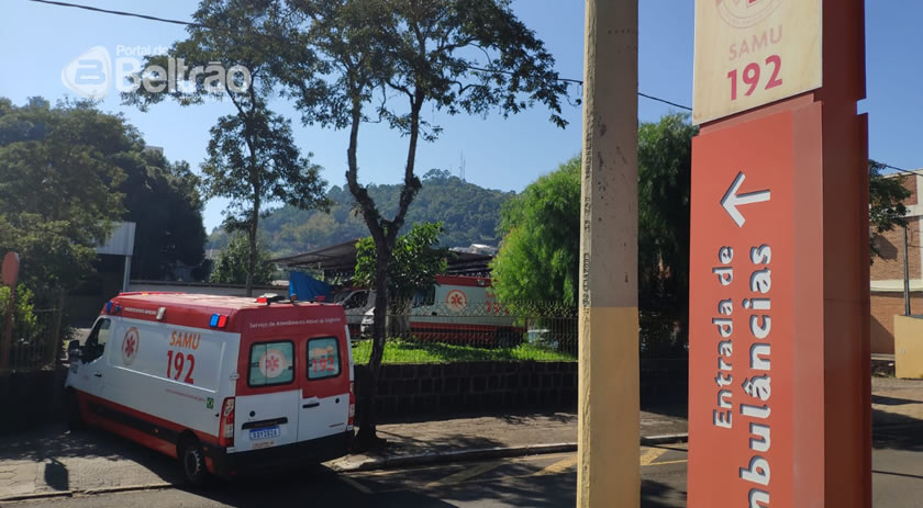 Acidente entre motocicleta e Kombi deixa jovem ferida