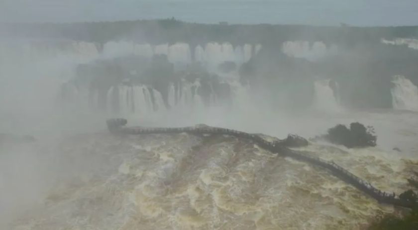 Cataratas do Iguaçu registram 2ª maior vazão da história, segundo Copel; parque fechou acesso à passarela