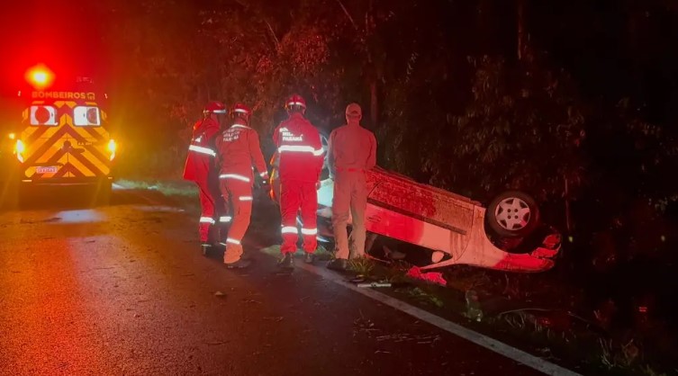 Cinco pessoas ficam feridas em capotamento de carro na PR-471