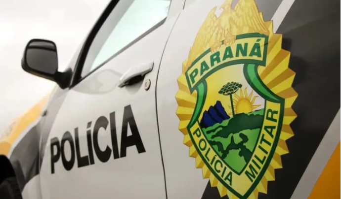 Homem com tornozeleira eletrônica agride companheira e foge antes da chegada da PM