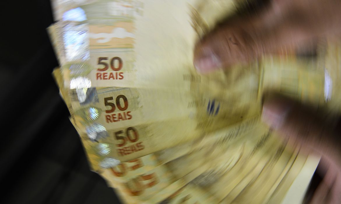 Endividamento e inadimplência do consumidor caem em fevereiro