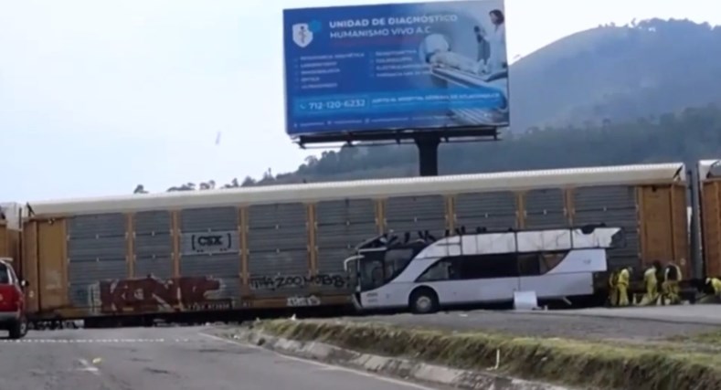 Acidente entre trem e ônibus deixa ao menos 10 mortos