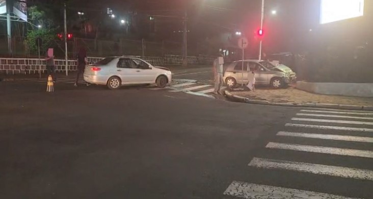 Colisão envolvendo dois veículos deixa dois homens feridos no centro