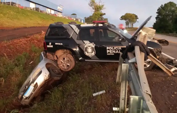 Dois veículos saem da pista após aquaplanagem na PRC-280