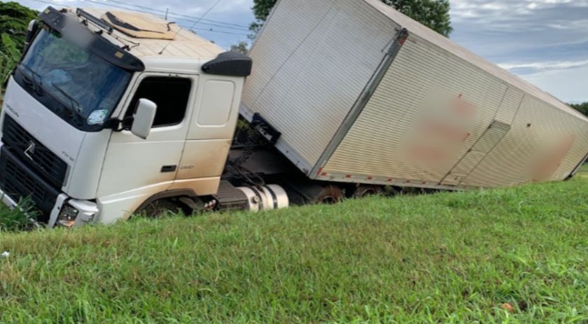 Caminhão carregado com 13 mil pães tomba na marginal da BR 277