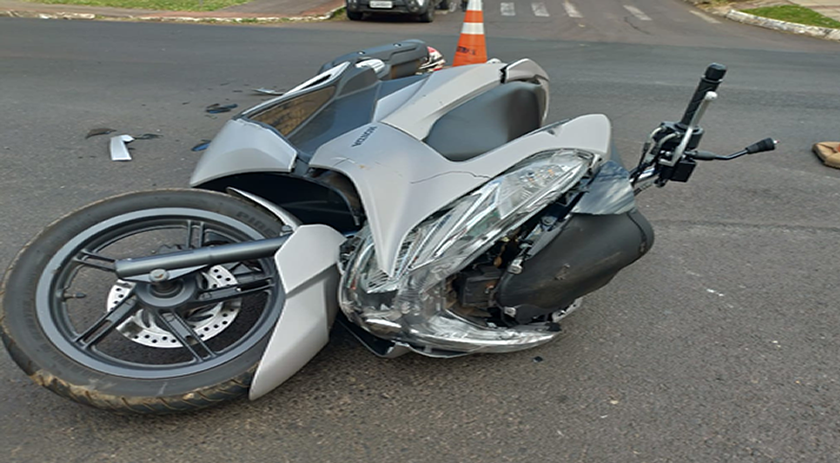 Motociclista colide em reboque de sinalização viária no centro