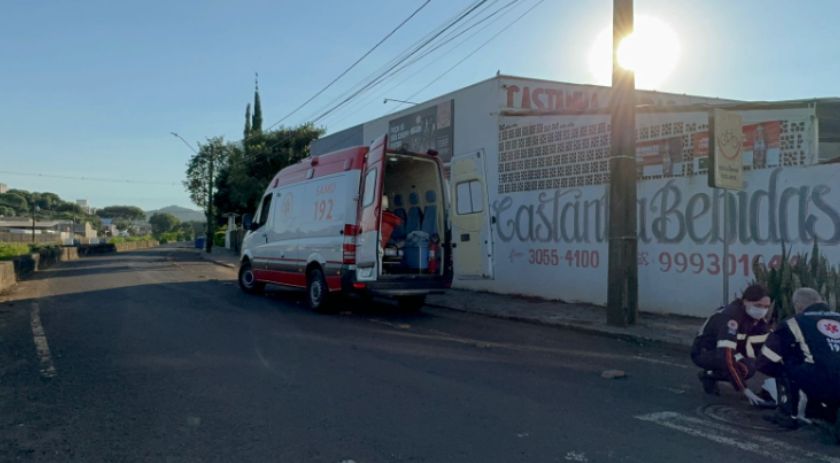Colisão entre carro e motocicleta deixa casal ferido no bairro Vila Nova