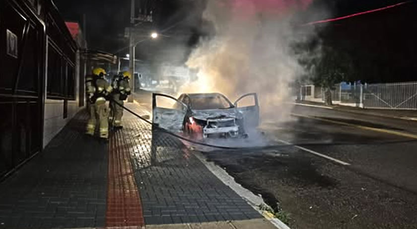 Carro pega fogo em Xanxerê e mobiliza Corpo de Bombeiros