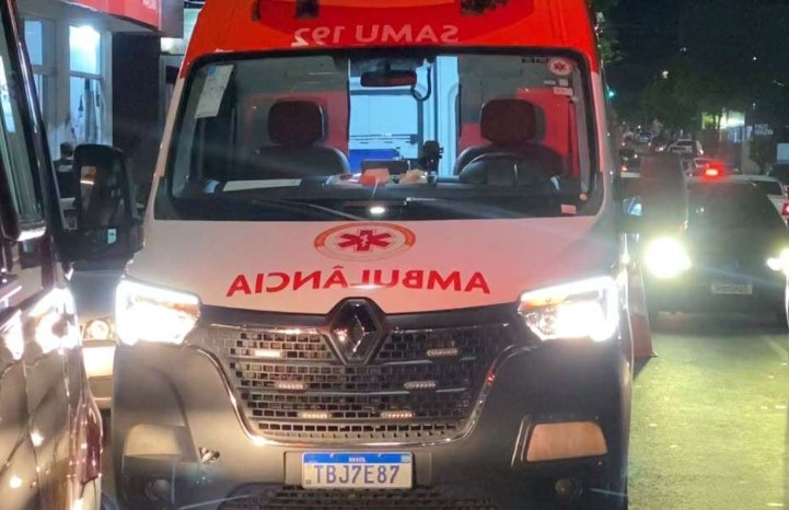 Entregador fica ferido em acidente entre carro e moto