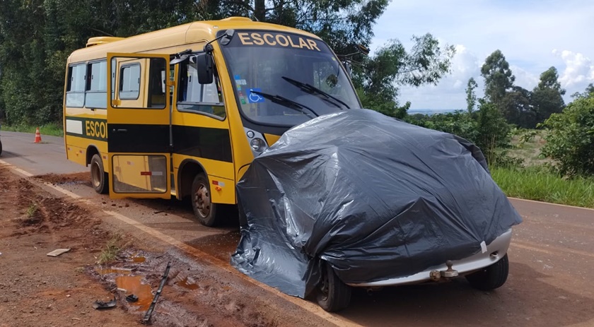 Grave colisão frontal entre carro e ônibus escolar deixa três pessoas mortas