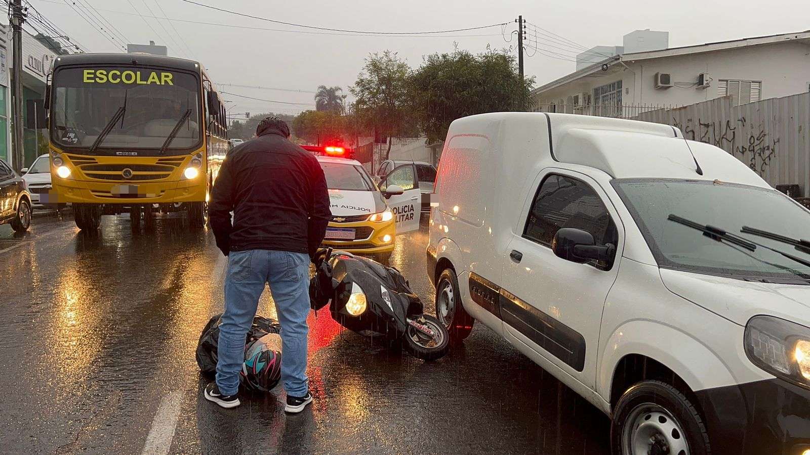 Motociclista sofre ferimentos leves em colisão com Fiorino no centro
