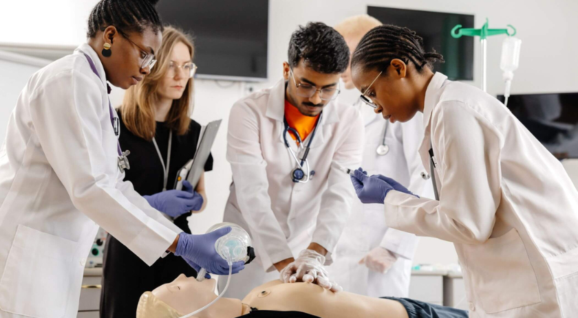 MEC suspende edital para novos cursos de Medicina; Anup critica falta de isonomia entre processos