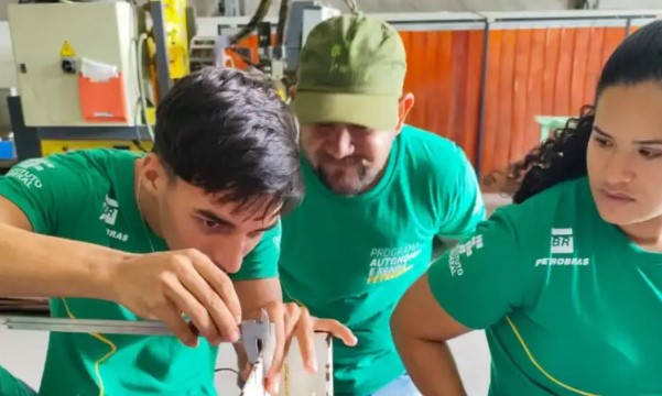 Estudo aponta que dois terços dos jovens que recebiam Bolsa Família em 2012 deixaram o programa até 2024