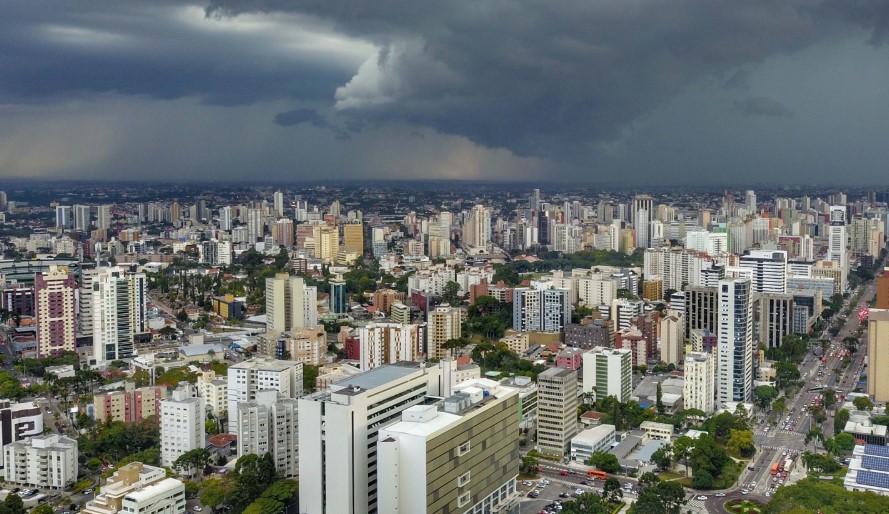 Após semana de calor intenso, 2026 chega com chuva e temperaturas mais amenas